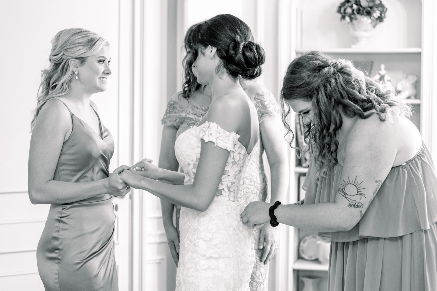 Bride Getting Ready with Sisters and Mom at Pinecroft Estate in Cincinnati